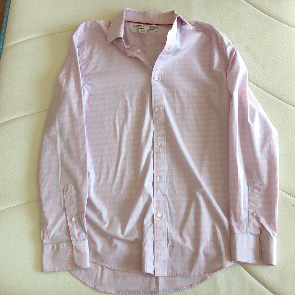 Men’s plaid button down.